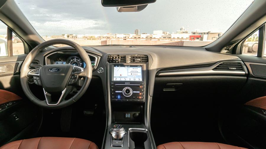 Торпедо Ford Fusion Energi 2018 года  (фото 24 из 26)